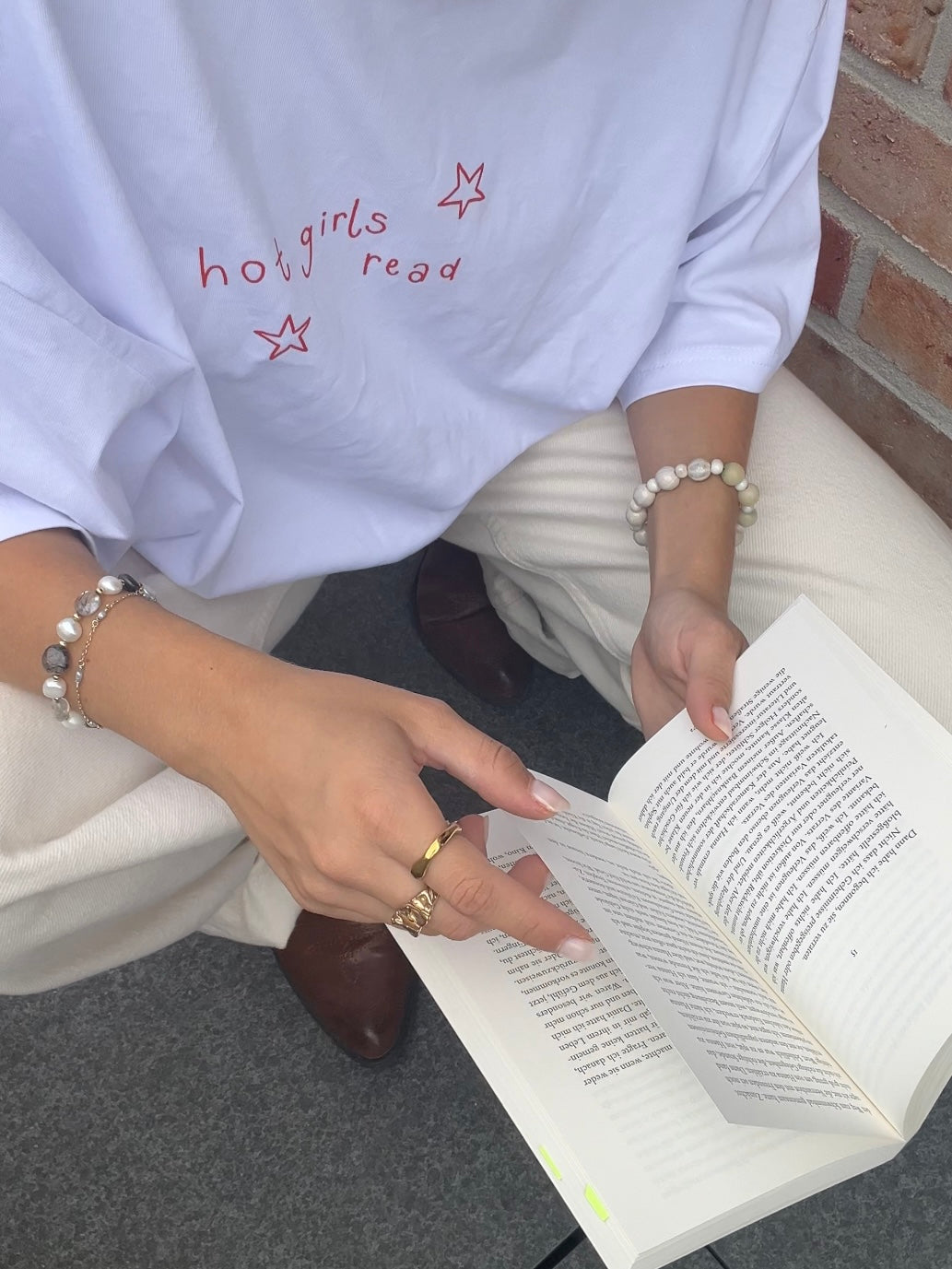 Oversized Shirt "hot girls read"