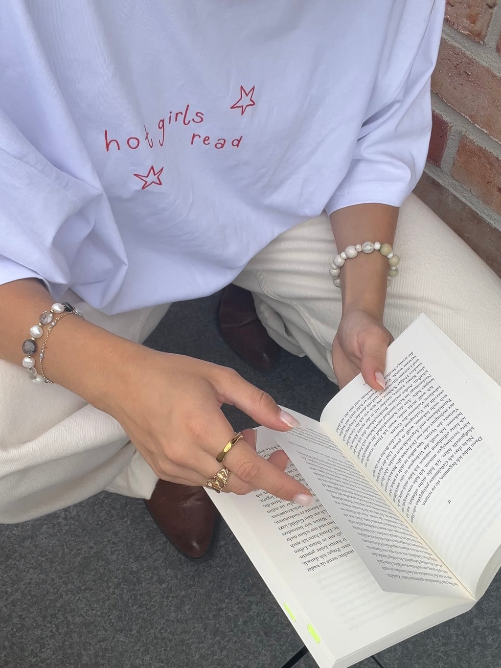 Oversized Shirt "hot girls read"